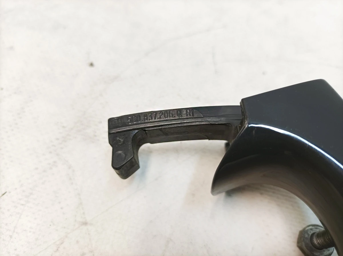 Ручка зовнішня двері передньої правої Код фарби: R7H Volkswagen E-GOLF 5G0837206Q