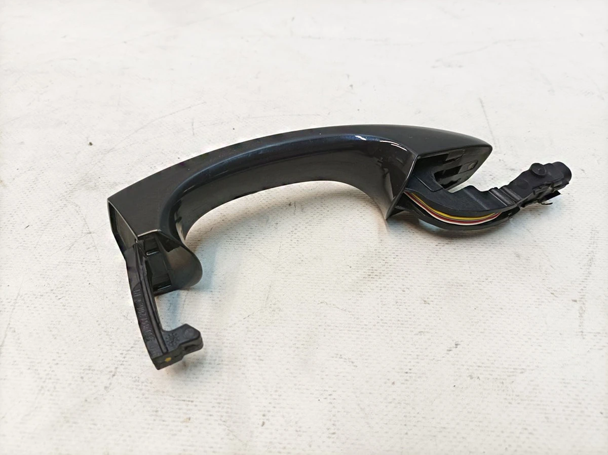 Ручка зовнішня двері передньої правої Код фарби: R7H Volkswagen E-GOLF 5G0837206Q