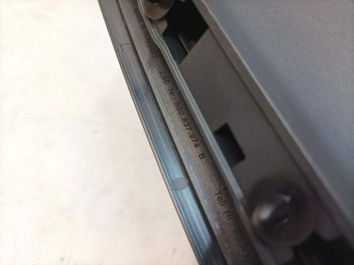 Накладка дверей передньої правої Volkswagen E-GOLF 5G0837974B