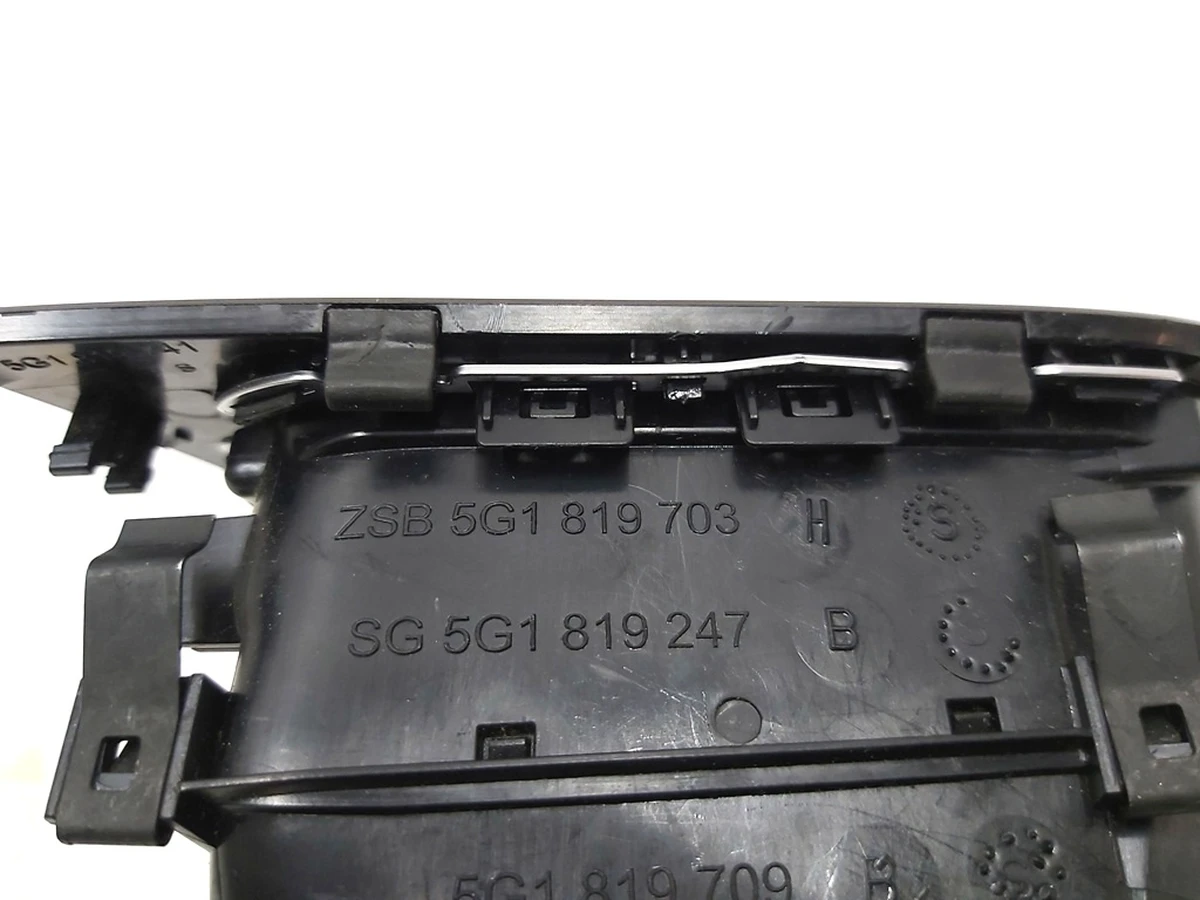 Дефлектор обдува лівий з накладкою декоративної в зборі dark magnesium Volkswagen E-GOLF 5G1819703H