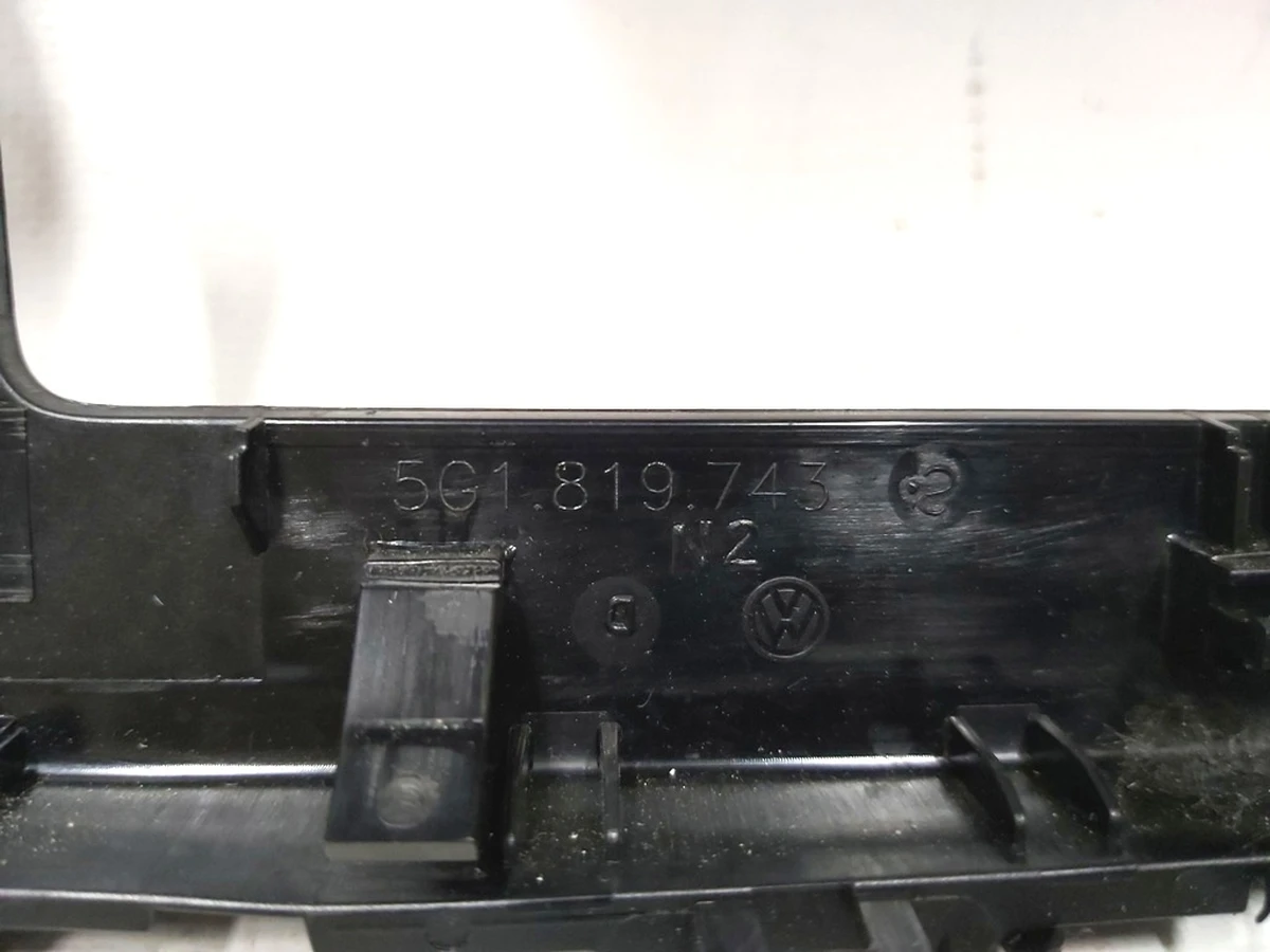 Рамка декоративна панелі навігації з дефлекторами обдування в зборі dark magnesium Volkswagen E-GOLF 5G1819728AE