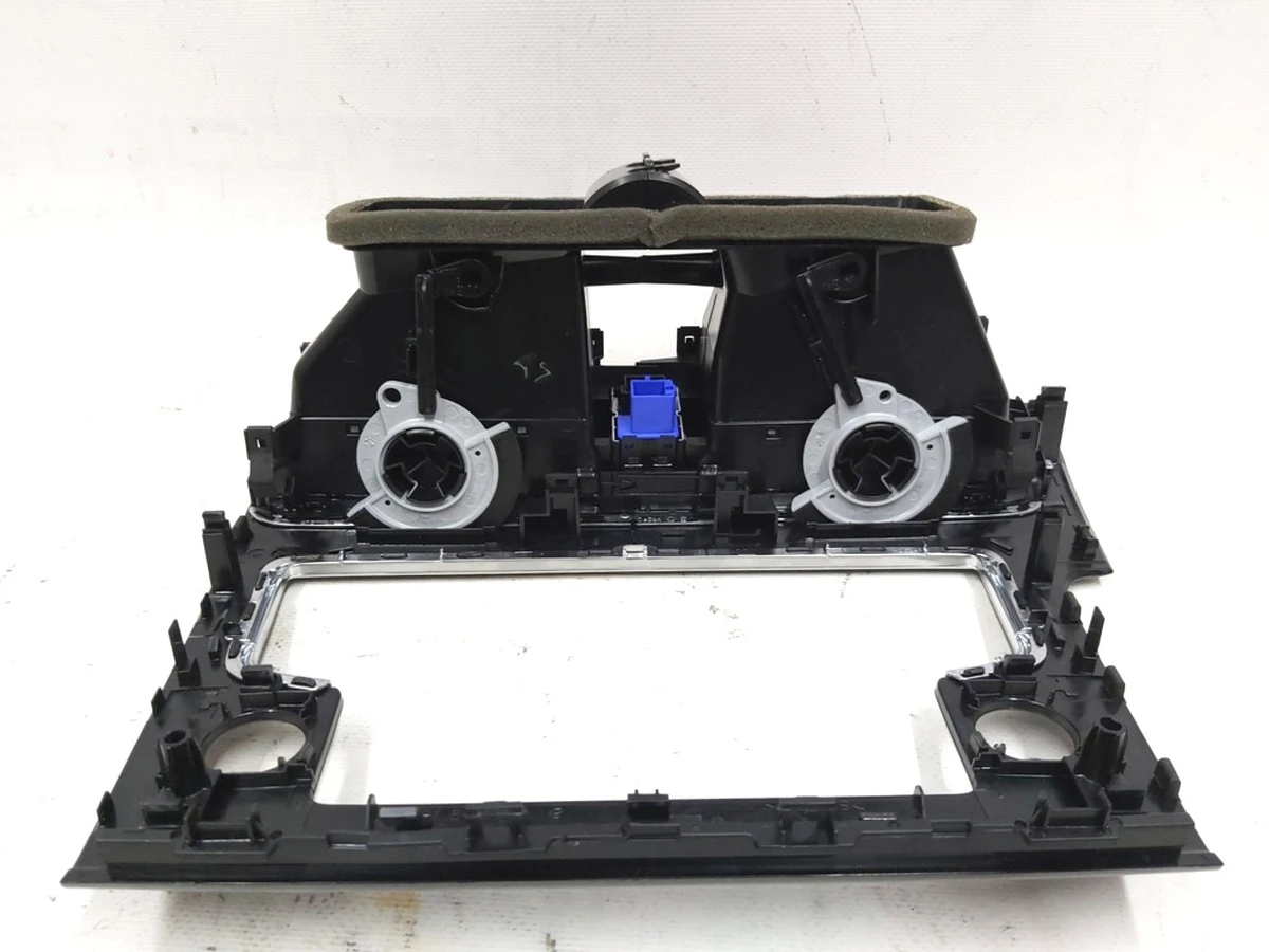 Рамка декоративна панелі навігації з дефлекторами обдування в зборі dark magnesium Volkswagen E-GOLF 5G1819728AE