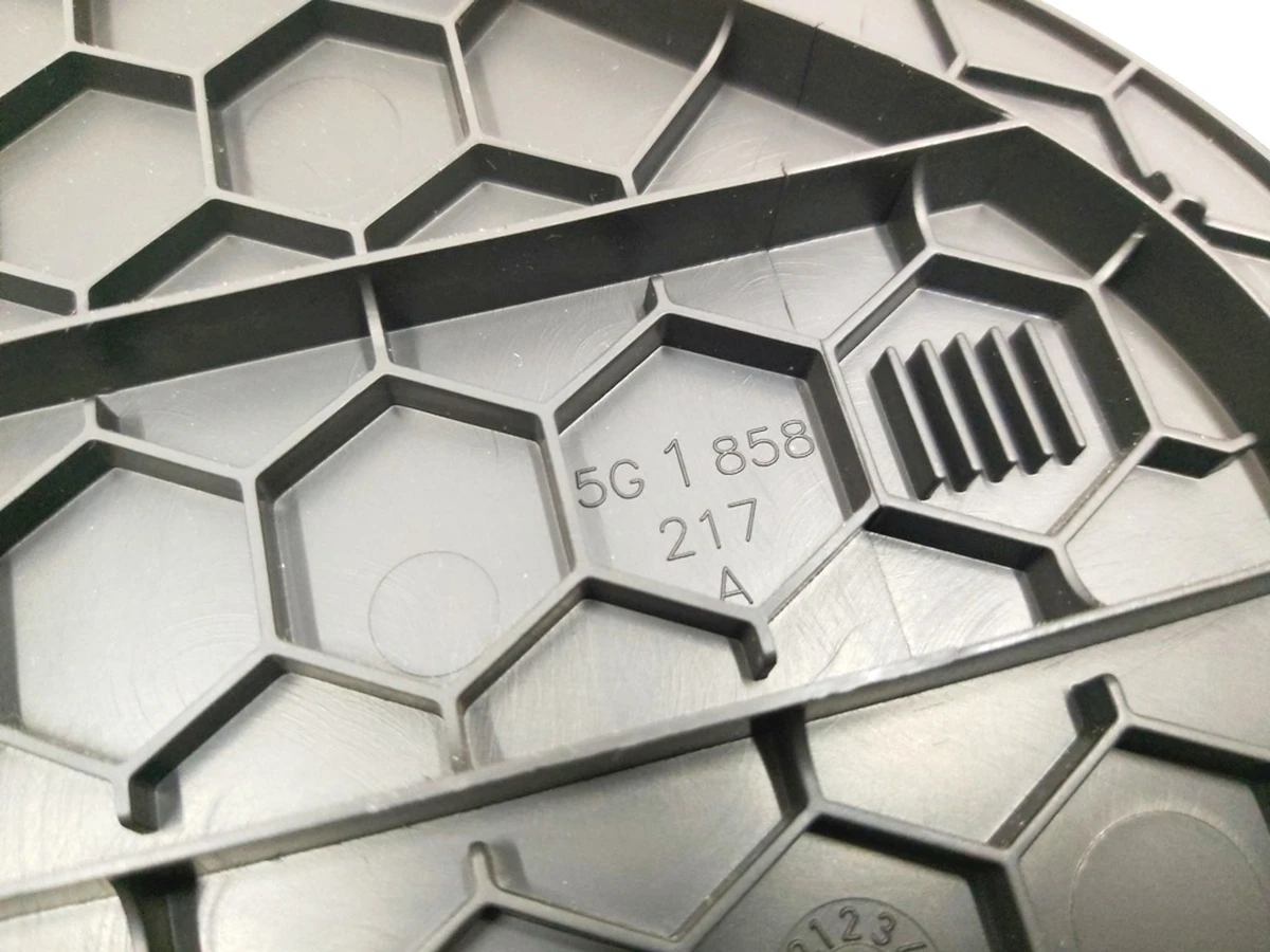 Накладка торпедо декоративная боковая левая Volkswagen E-GOLF 5G1858217A