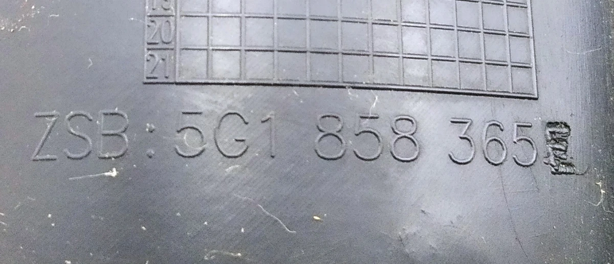 Накладка декоративна під кермо титаново-чорна 5G1858365E82V Volkswagen E-GOLF