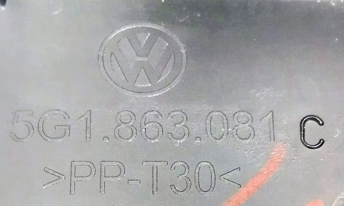 Накладка для панелі приладів ліва PЛ титаново-чорна 5G1863081C82V Volkswagen E-GOLF