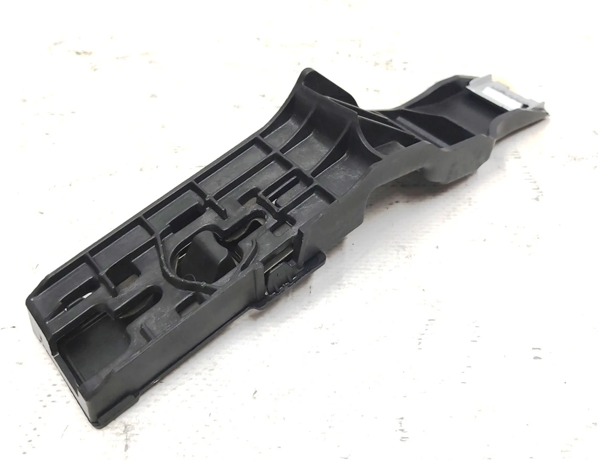 Кронштейн крепления левый нижний декоративной накладки центральной консоли левой 5G1863143D Volkswagen E-GOLF