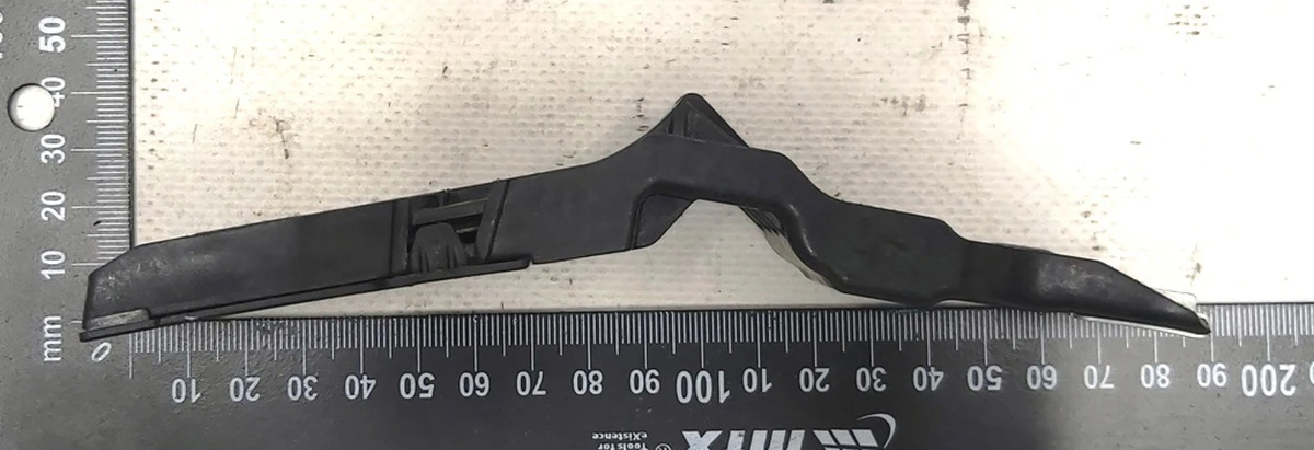 Кронштейн крепления левый нижний декоративной накладки центральной консоли левой 5G1863143D Volkswagen E-GOLF