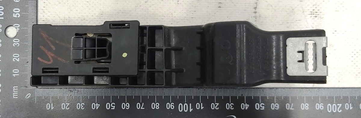 Кронштейн крепления левый нижний декоративной накладки центральной консоли левой 5G1863143D Volkswagen E-GOLF