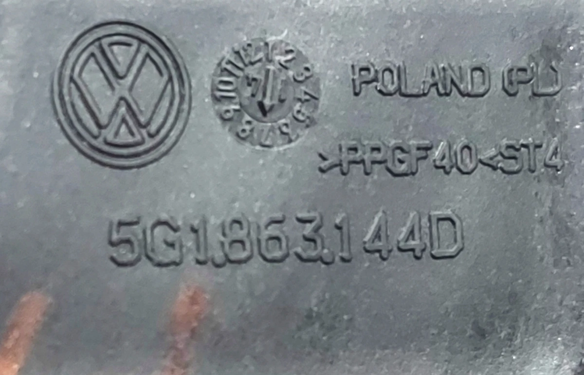 Mounting bracket right lower decorative overlay for the center console of the right 5G1863144D Volkswagen E-GO