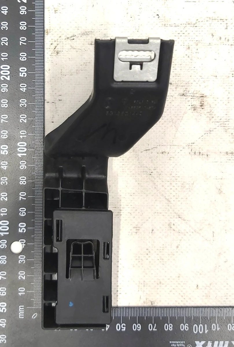 Mounting bracket right lower decorative overlay for the center console of the right 5G1863144D Volkswagen E-GO