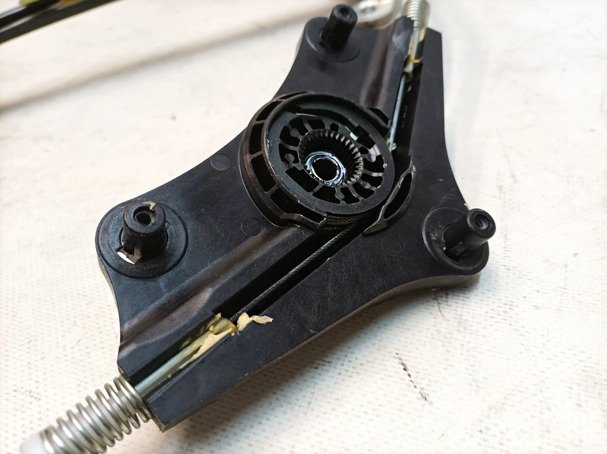 Склопідйомник двері передньої правої без електродвигуна Volkswagen E-GOLF 5G4837462H