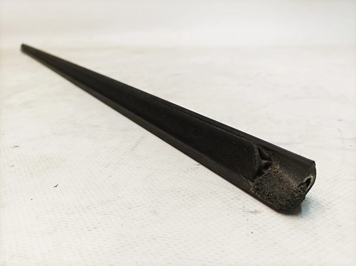 Молдинг двері передньої лівої Volkswagen E-GOLF 5G4837477D