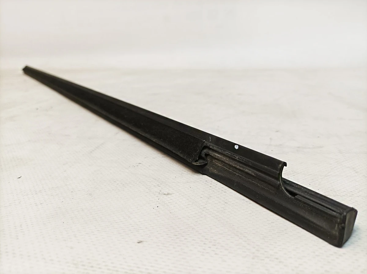 Молдинг двері передньої лівої Volkswagen E-GOLF 5G4837477D