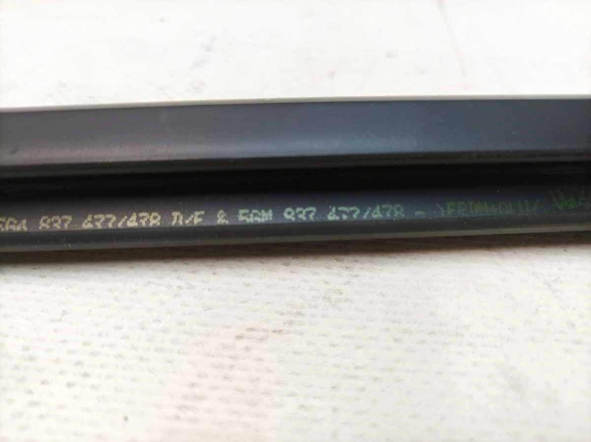 Молдинг двері передньої лівої Volkswagen E-GOLF 5G4837477D