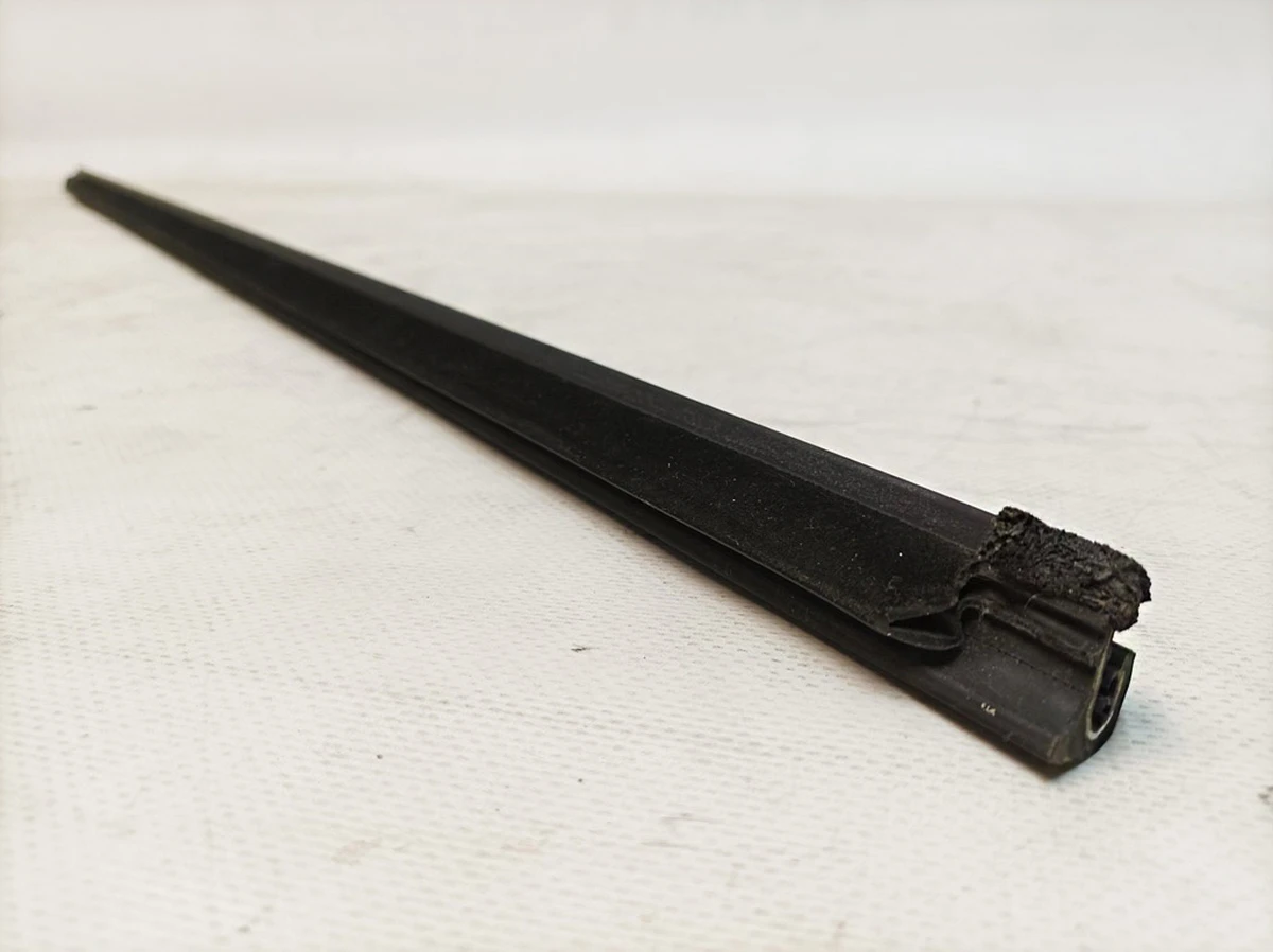 Молдинг двері передньої правої Volkswagen E-GOLF 5G4837478D