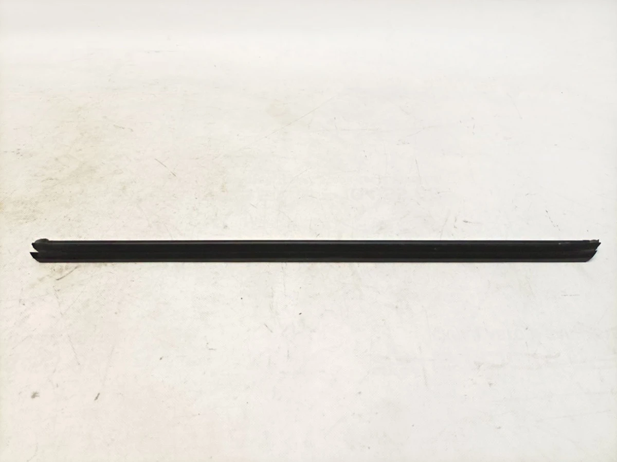 Ущільнювач скла передньої лівої двері Volkswagen E-GOLF 5G4837479B