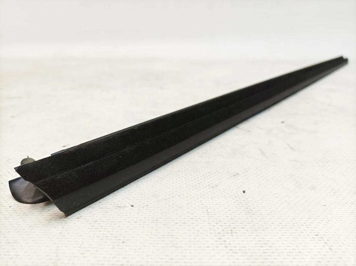 Ущільнювач скла передньої лівої двері Volkswagen E-GOLF 5G4837479B