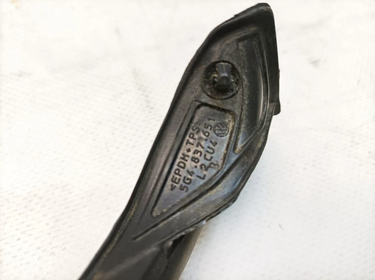 Ущільнювач двері передньої лівої Volkswagen E-GOLF 5G4837651B