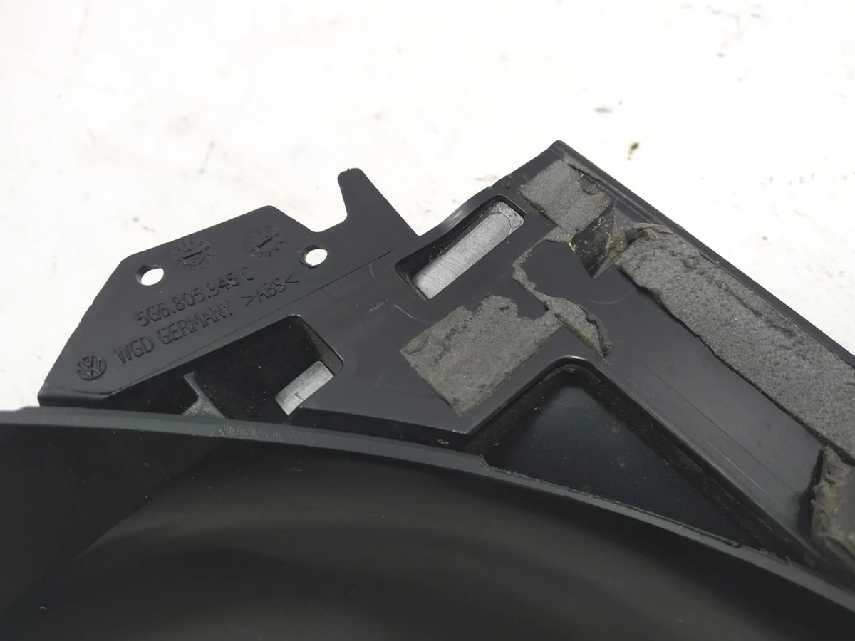 Спойлер кришки багажника бічній лівий Volkswagen E-GOLF 5G6805945