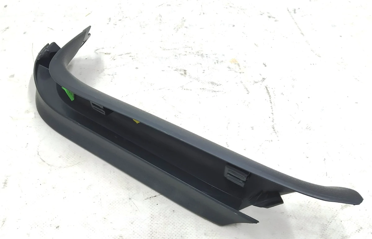 Накладка крышки багажника верхняя левая с повреждениями 5G6867713C Volkswagen E-GOLF