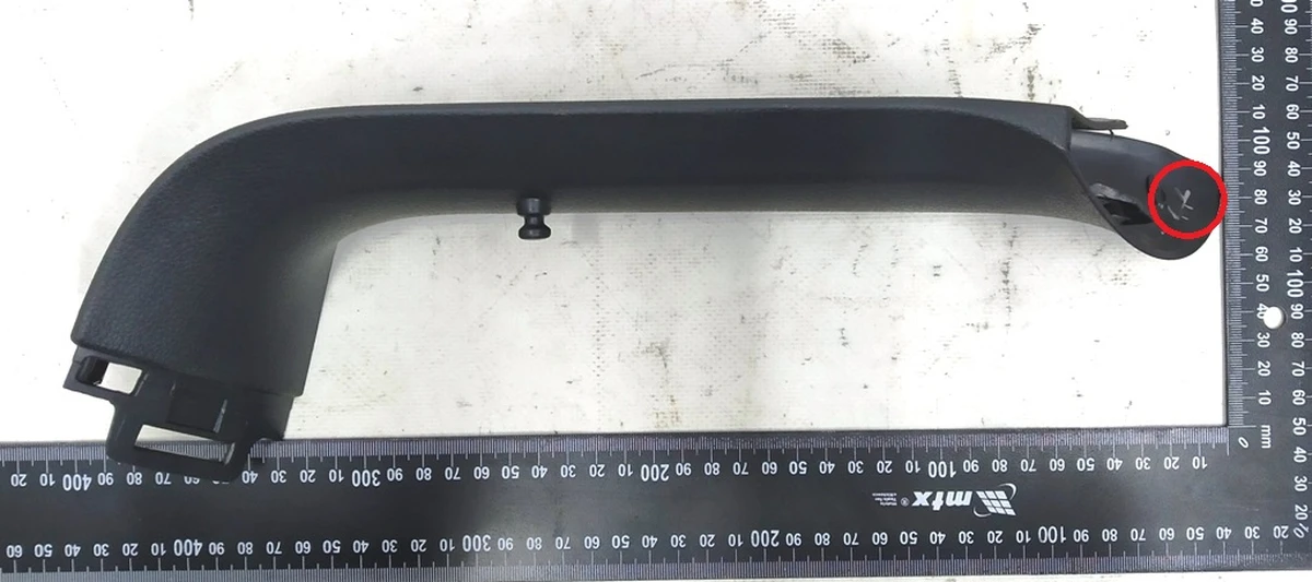 Накладка крышки багажника верхняя левая с повреждениями 5G6867713C Volkswagen E-GOLF