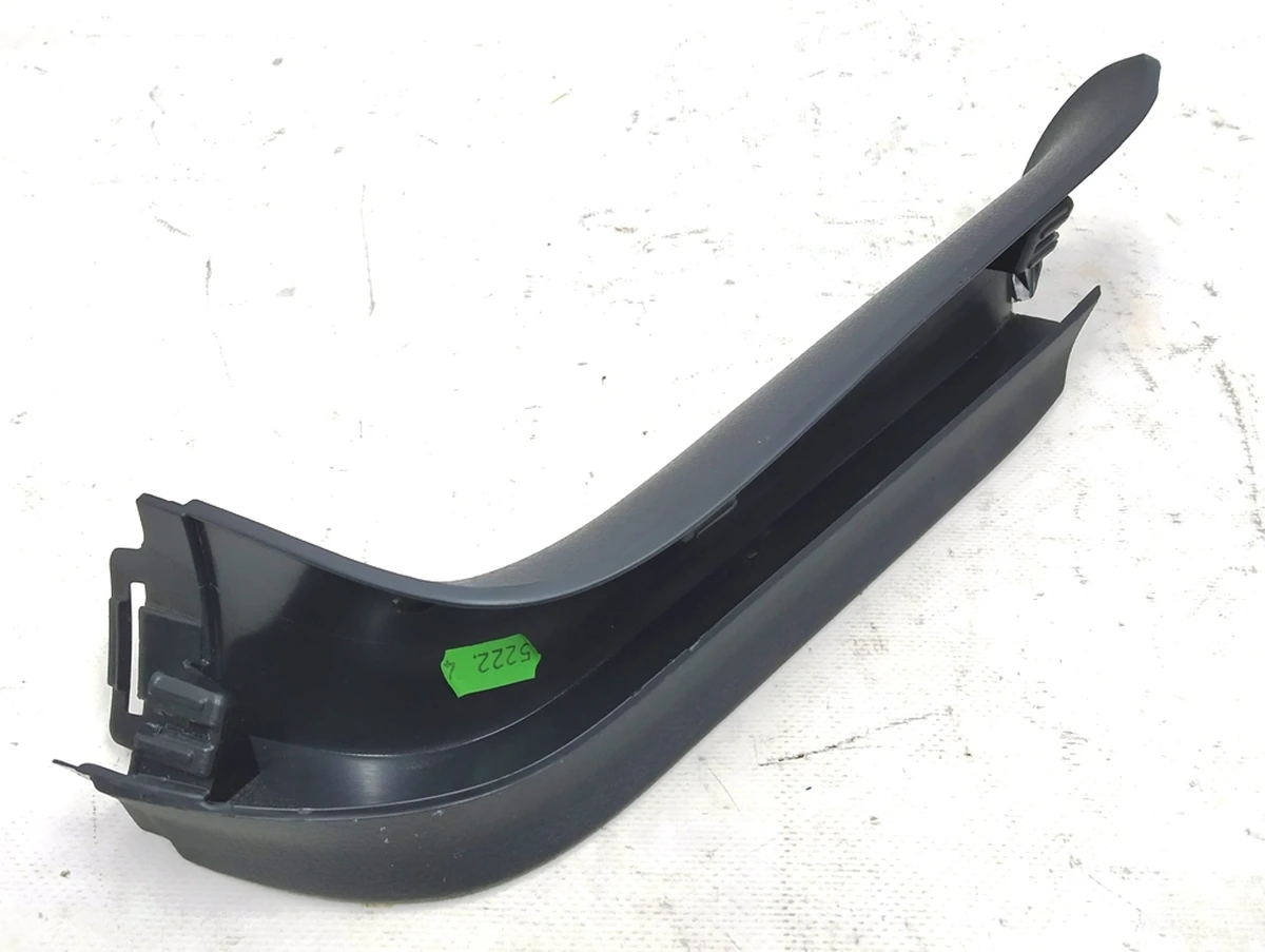 Накладка крышки багажника верхняя левая с повреждениями 5G6867713C Volkswagen E-GOLF