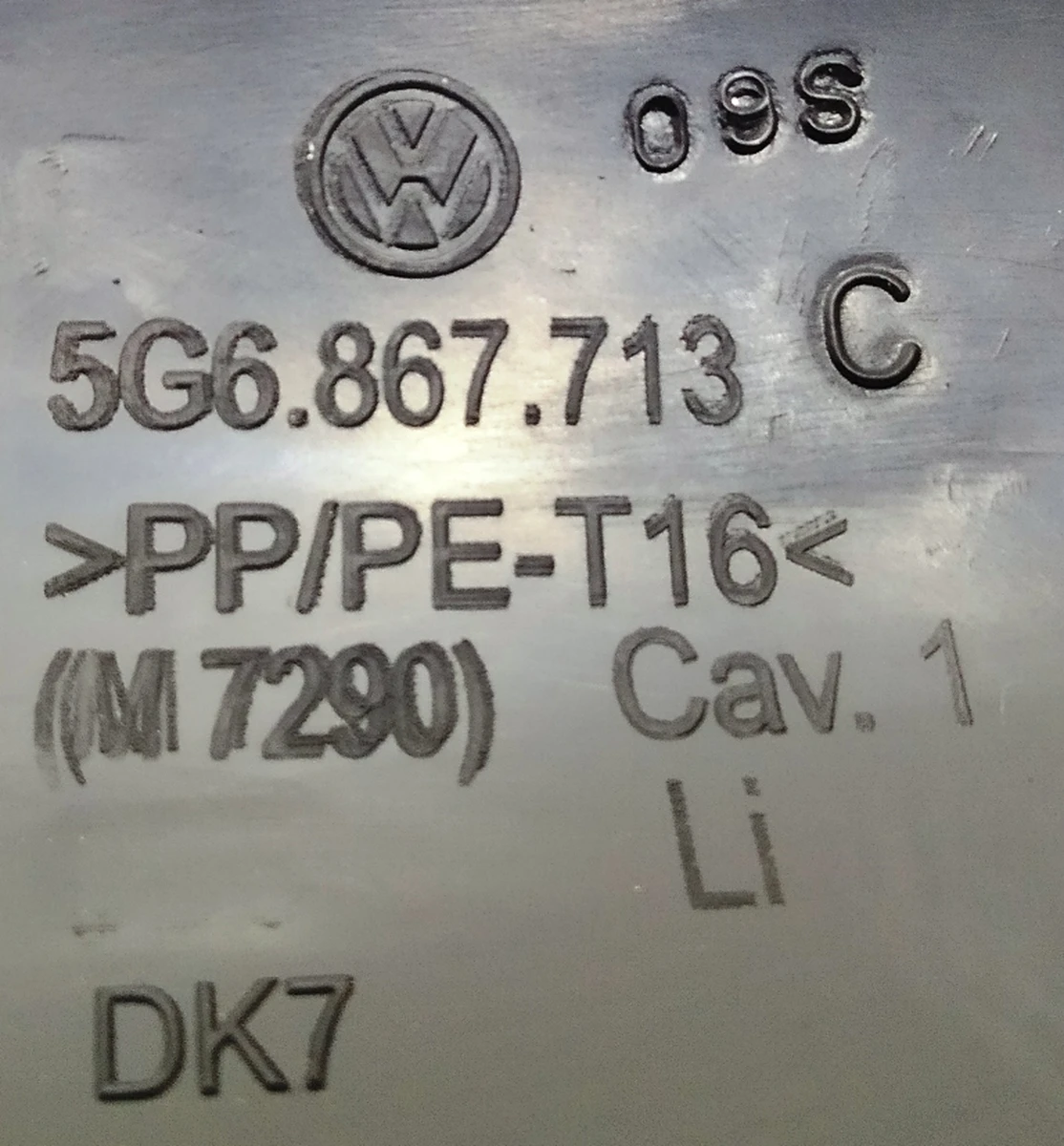 Накладка крышки багажника верхняя левая с повреждениями 5G6867713C Volkswagen E-GOLF