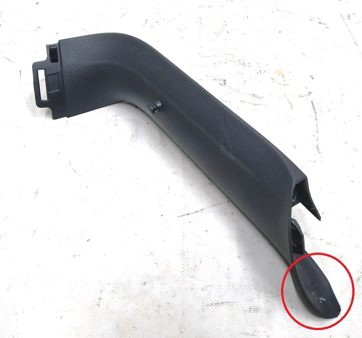 Накладка крышки багажника верхняя левая с повреждениями 5G6867713C Volkswagen E-GOLF