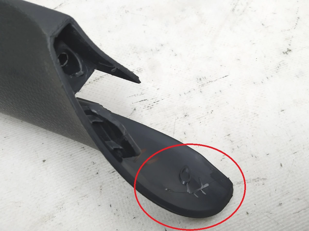 Накладка крышки багажника верхняя левая с повреждениями 5G6867713C Volkswagen E-GOLF