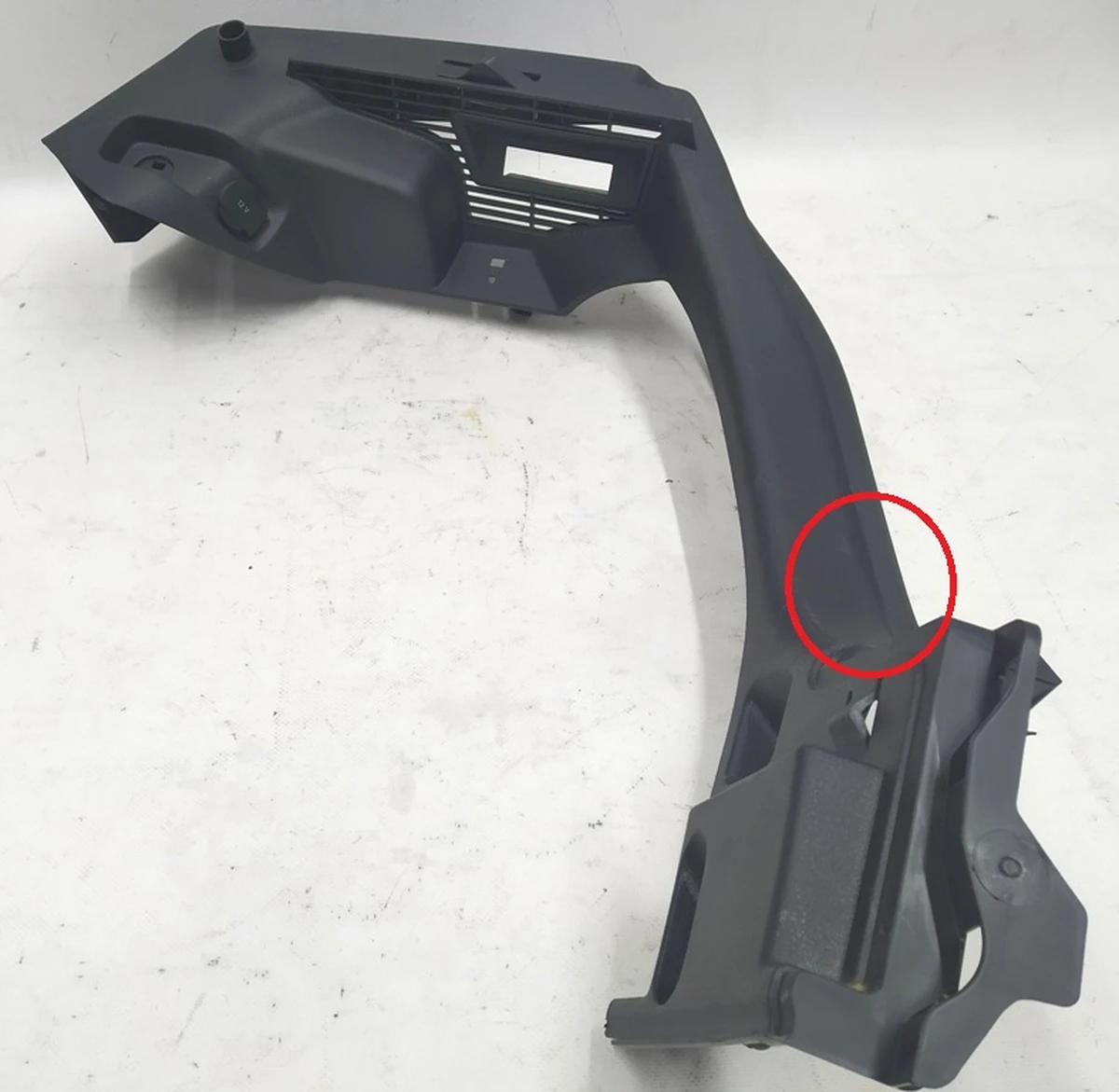 Накладка багажника внутрішня права пластик з пошкодженням в зборі 5G6867762H Volkswagen E-GOLF