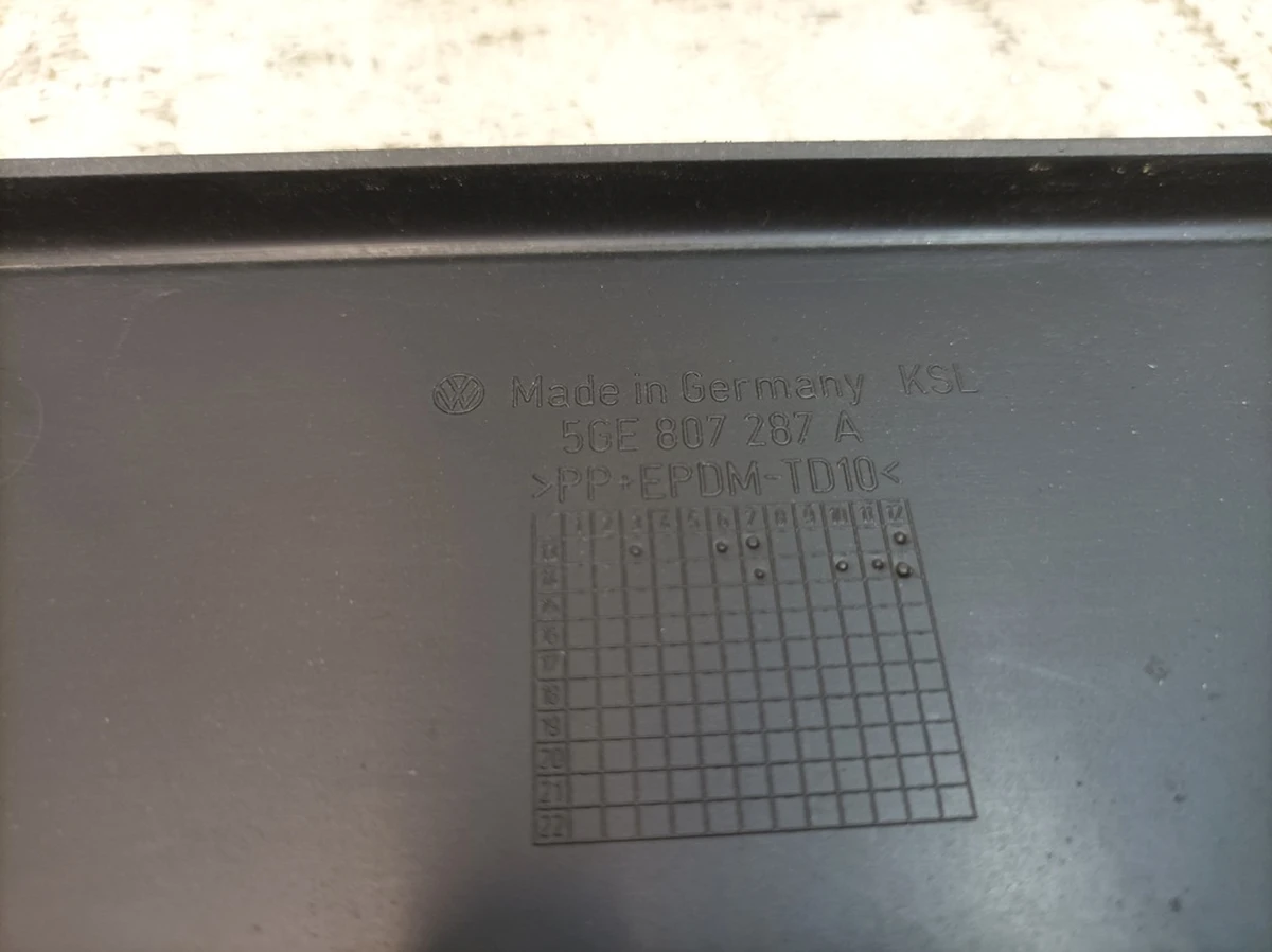 Кронштейн номерного знака передній чорний satinschwarz із пошкодженням Volkswagen E-GOLF 5GE807287A