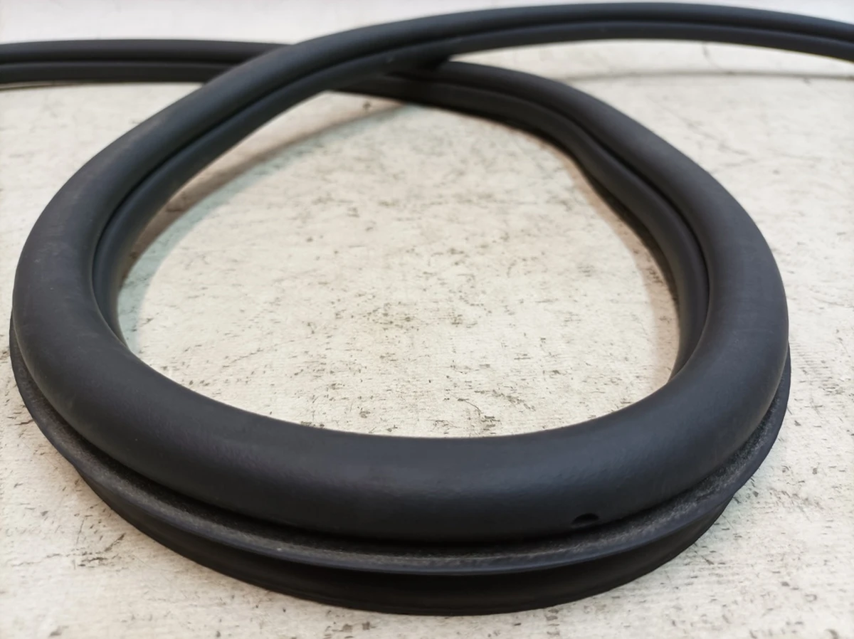 Ущільнювач дверей переднього лівого з пошкодженням Volkswagen E-GOLF 5GE867911A