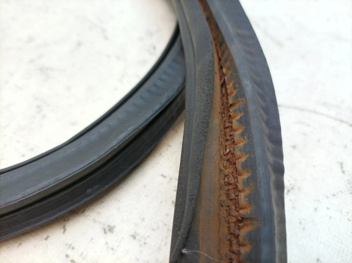 Ущільнювач дверей переднього лівого з пошкодженням Volkswagen E-GOLF 5GE867911A