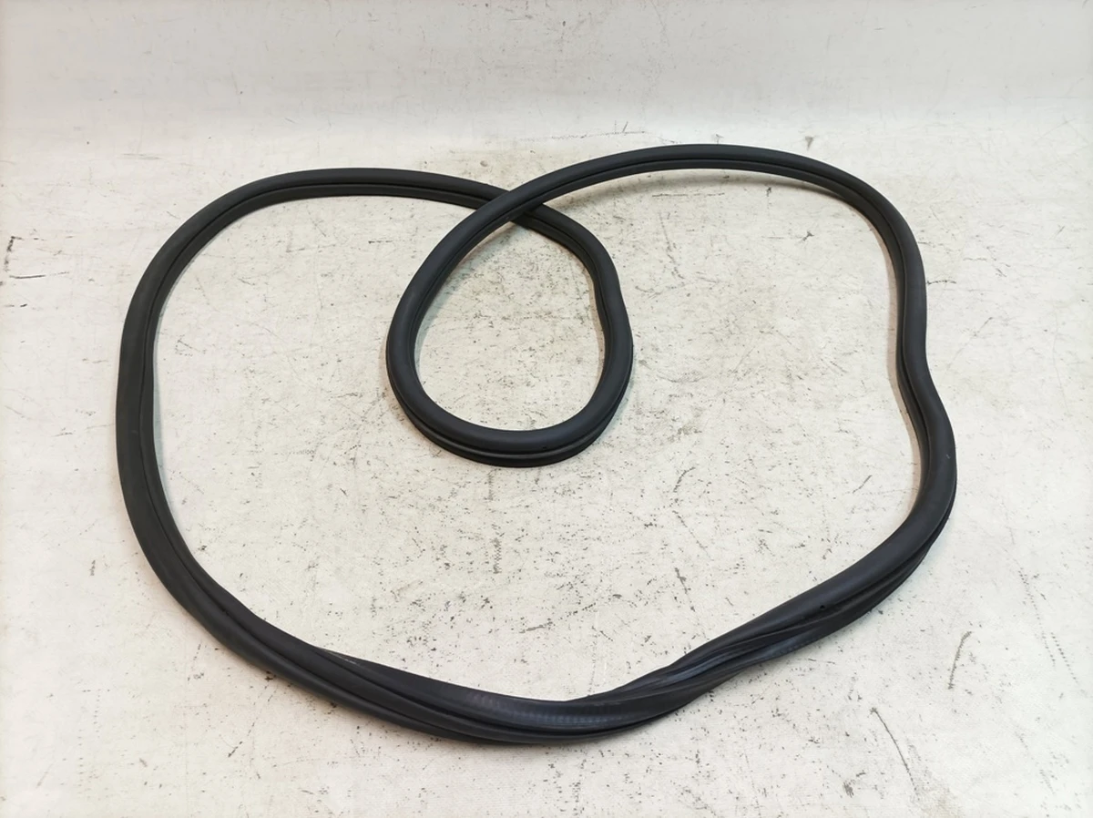 Ущільнювач дверей переднього лівого з пошкодженням Volkswagen E-GOLF 5GE867911A