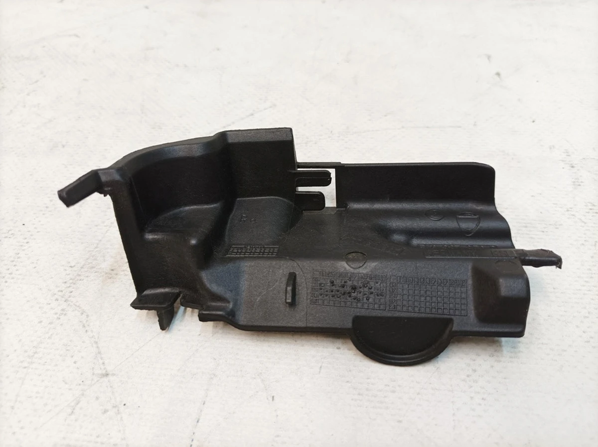 Накладка замка двері передньої правої Volkswagen E-GOLF 5K0837350B