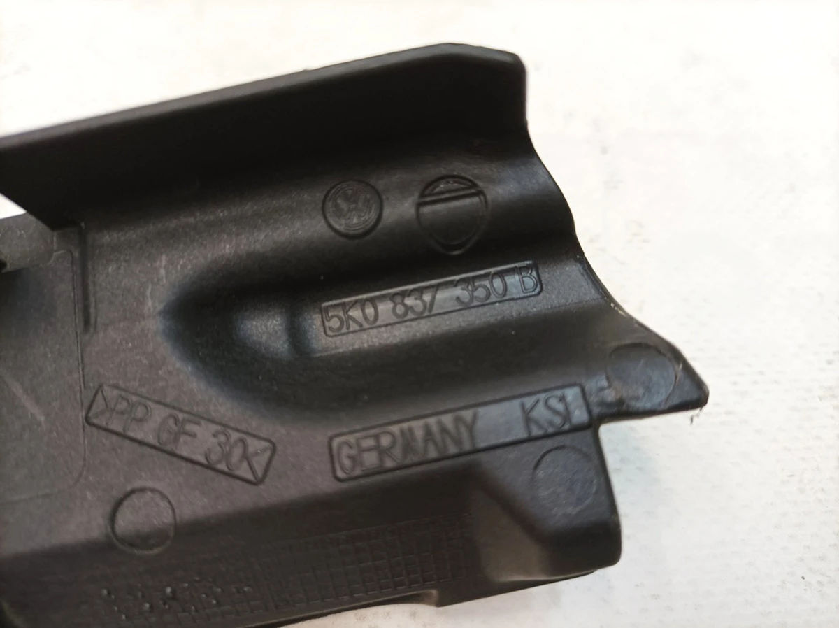 Накладка замка двері передньої правої Volkswagen E-GOLF 5K0837350B