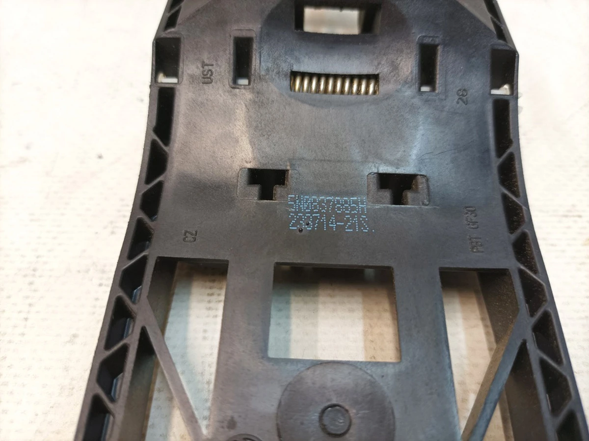 Опорний елемент зовнішньої ручки дверей передньої лівої Volkswagen E-GOLF 5N0837885H