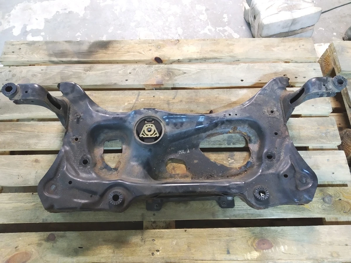 Кронштейн навесных агрегатов (подрамник) с повреждением Volkswagen E-GOLF 5Q0199315R