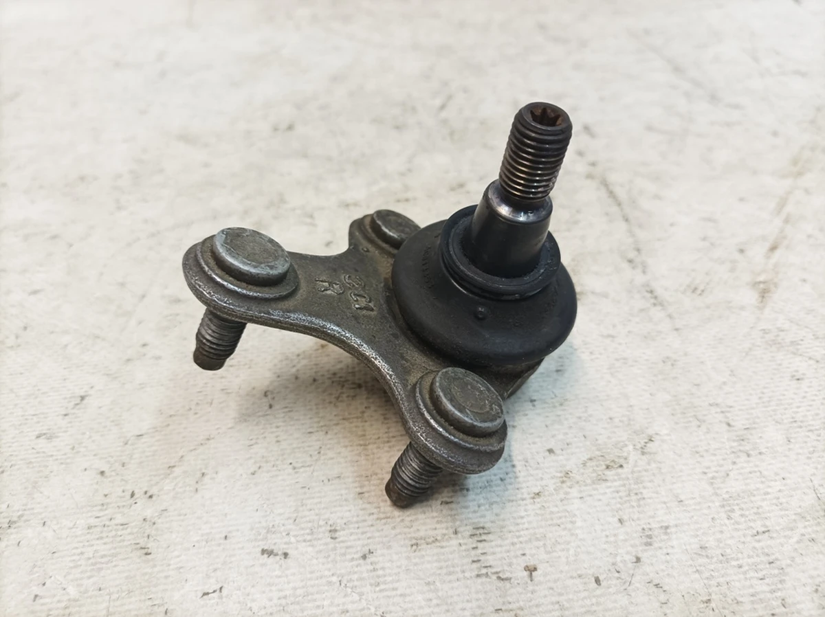 Front right suspension arm ball joint damaged Volkswagen E-GOLF 5Q0407366A