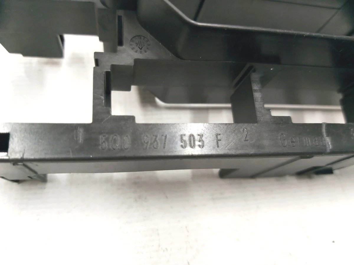 Кронштейн кріплення блоку управління парктроніки Volkswagen E-GOLF 5Q0937503F