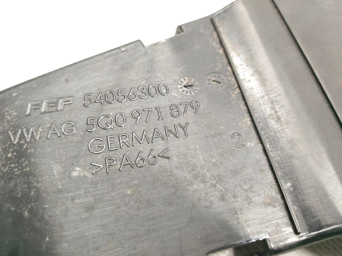 Верхня частина кабельного каналу VW E-GOLF 5Q0971879