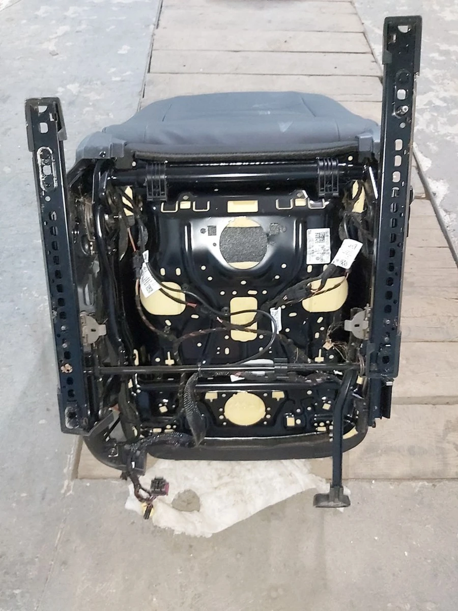 Сиденье водительское в сборе с повреждением без AIRBAG VW E-GOLF 5Q4881105A