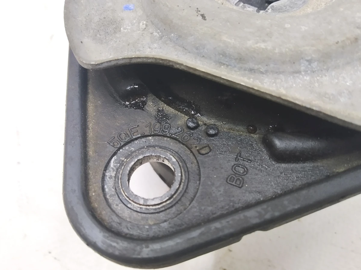 Подушка крепления двигателя (подшипник двигателя) Volkswagen E-GOLF 5QE199262D