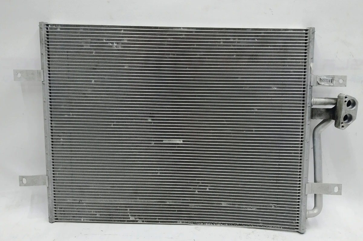 Радіатор кондиціонера з пошкодженням 5QE816411A Volkswagen E-GOLF