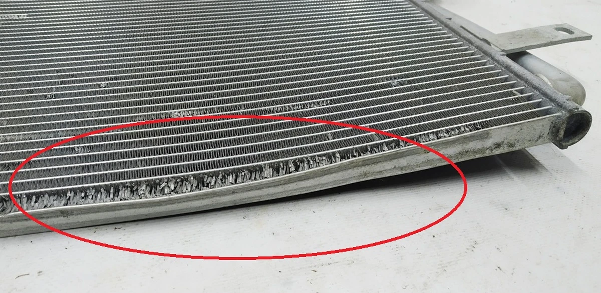 Радіатор кондиціонера з пошкодженням 5QE816411A Volkswagen E-GOLF