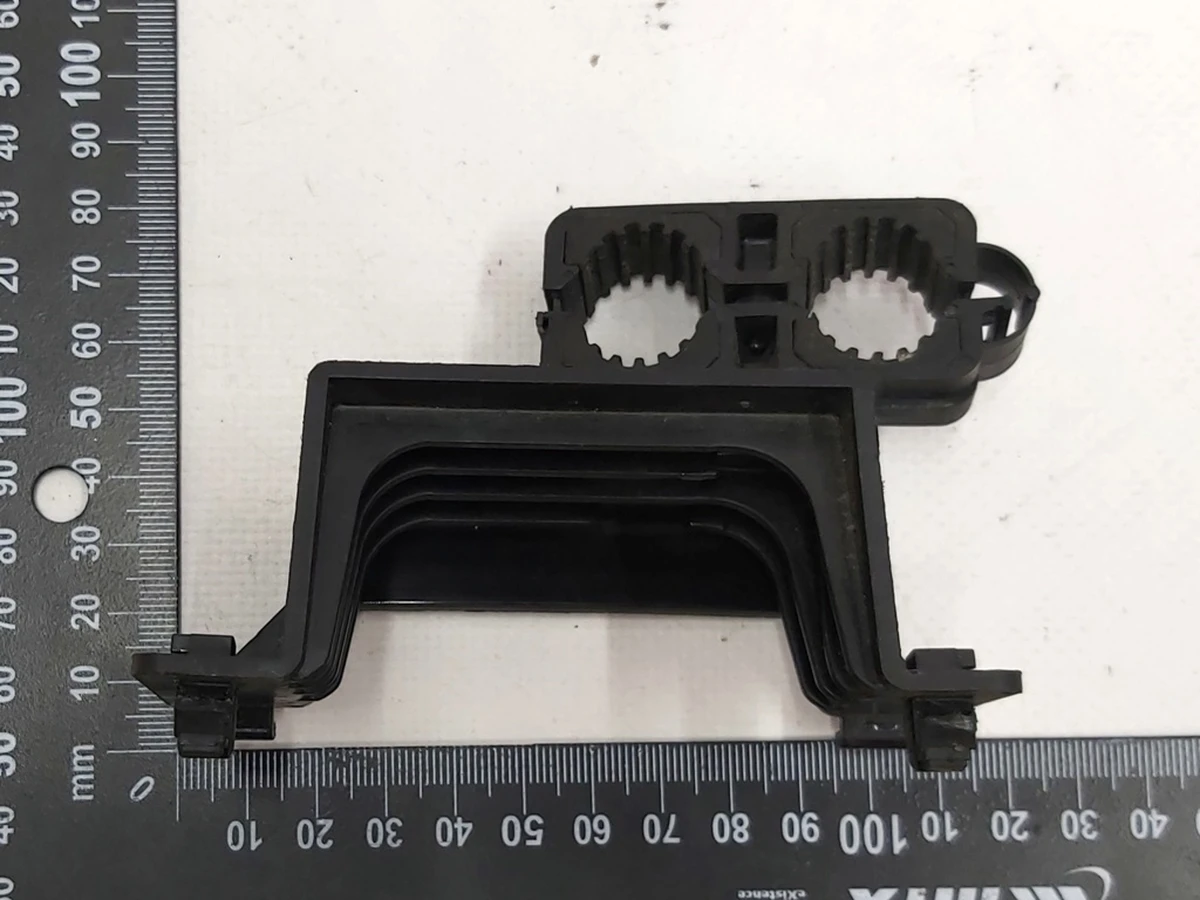 Кронштейн кріплення трубопроводів системи кондиціонування Volkswagen E-GOLF 5QE820769