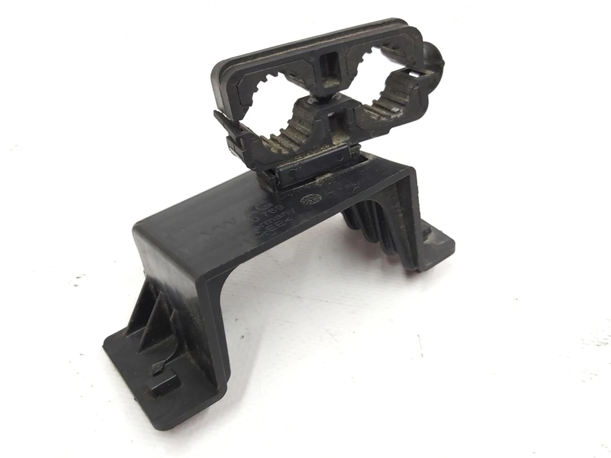 Кронштейн кріплення трубопроводів системи кондиціонування Volkswagen E-GOLF 5QE820769