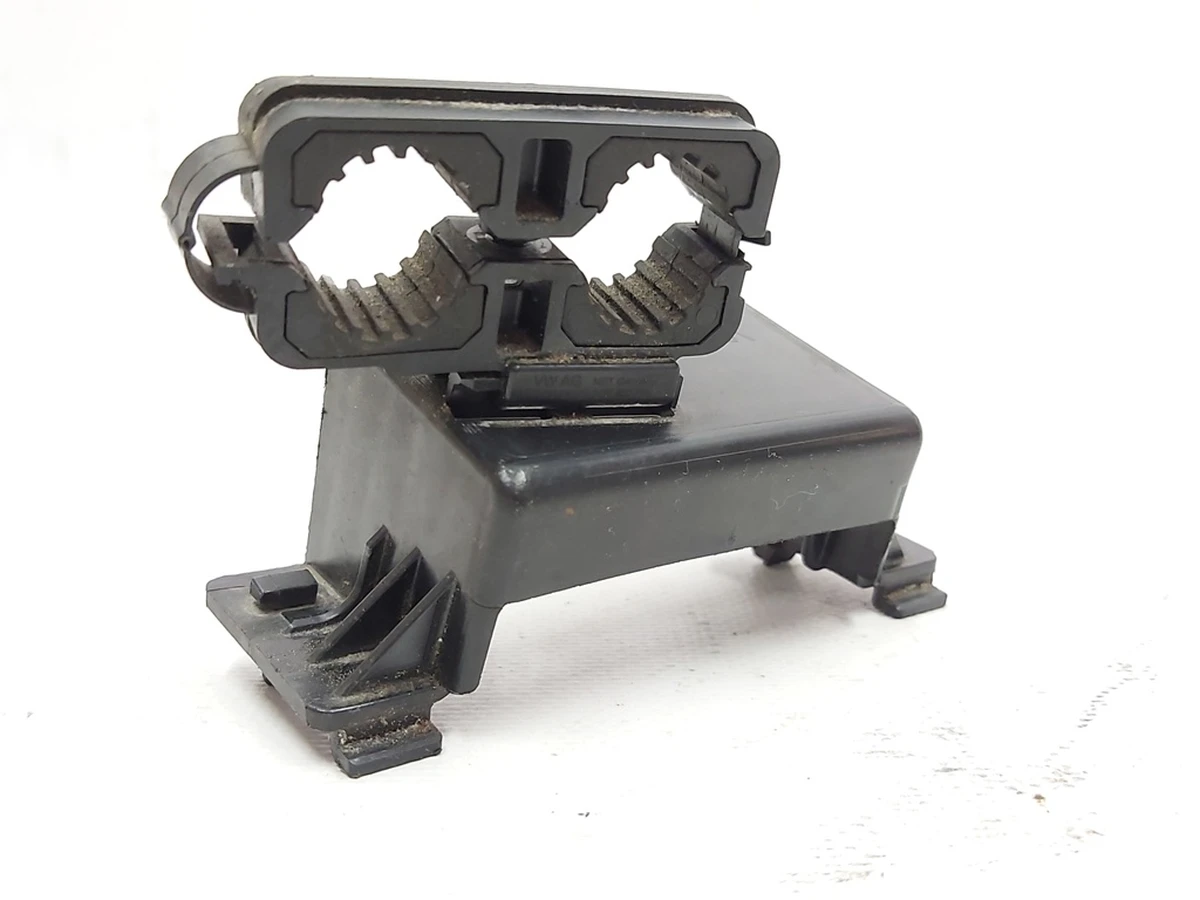 Кронштейн кріплення трубопроводів системи кондиціонування Volkswagen E-GOLF 5QE820769