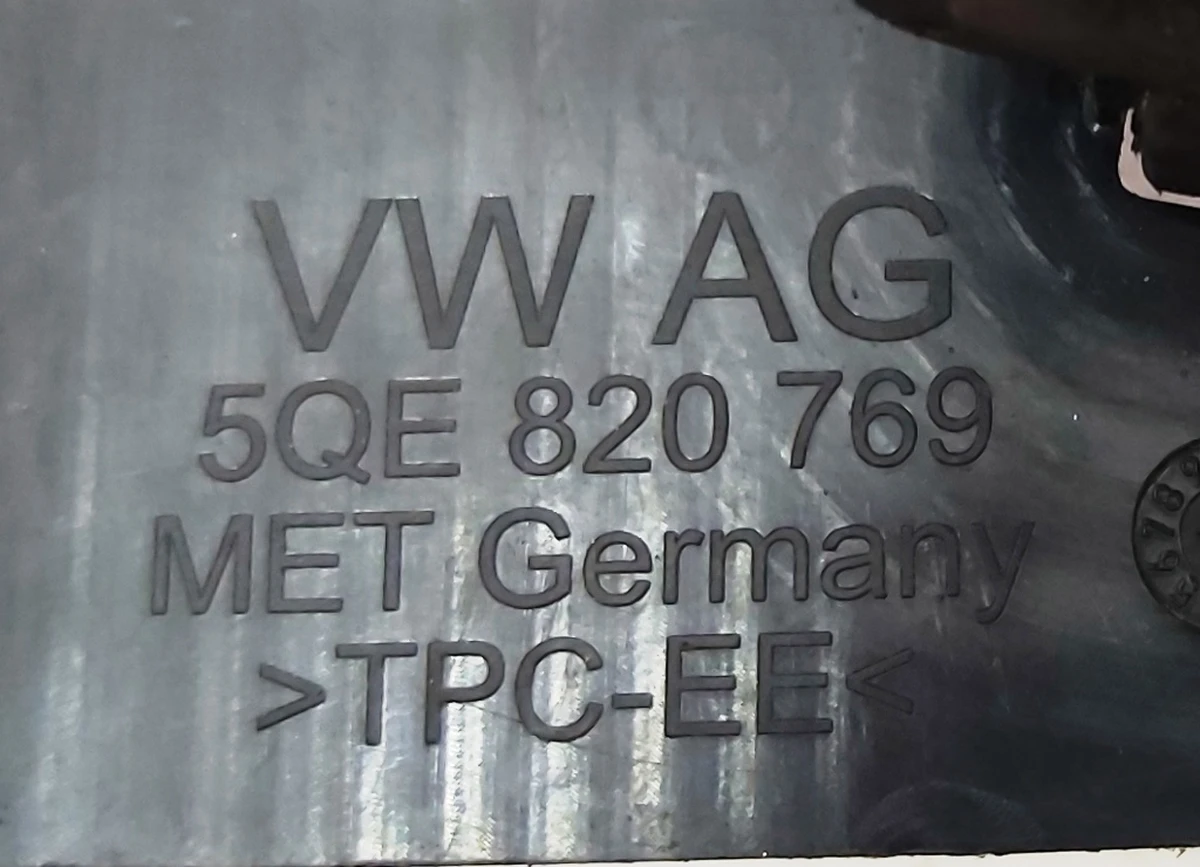 Кронштейн кріплення трубопроводів системи кондиціонування Volkswagen E-GOLF 5QE820769