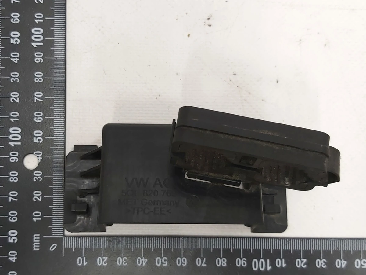 Кронштейн кріплення трубопроводів системи кондиціонування Volkswagen E-GOLF 5QE820769